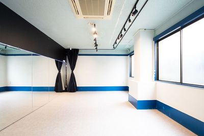 スタジオ室内（カーテン開放状態） - RENTAL STUDIO DOME レンタルスタジオ高円寺の室内の写真