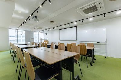 【伏見駅1分】備品全て無料🆓60㎡最大50名着席可｜室内飲食OK｜ﾌﾟﾛｼﾞｪｸﾀｰ、音響完備、司会台、マイク - 名古屋伏見貸し会議室Nuts