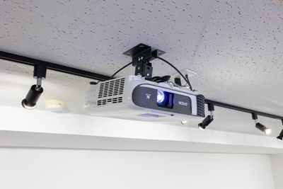 プロジェクター(天井固定) - 名古屋伏見貸し会議室Nuts 【2回目以上のリピーター様】名古屋伏見駅1分の格安貸し会議室の設備の写真