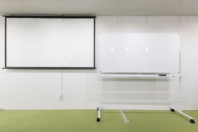 スクリーン・ホワイトボード - 名古屋伏見貸し会議室Nuts 【2回目以上のリピーター様】名古屋伏見駅1分の格安貸し会議室の設備の写真