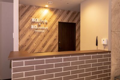 BIZcomfort千葉駅前 大会議室（8名用）の室内の写真