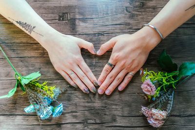 木目調のテーブルを常設していますので手や指輪の撮影にオススメです！ - STUDIO QOQO STUDIO QOQO【スタジオ ココ】大阪あびこ店の室内の写真