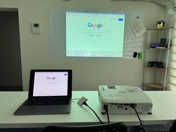 プロジェクター設置しました
接続機器（パソコン等）はご自身でお持ちください
（HDMIケーブル付属） - レンタルオフィス新宿の室内の写真