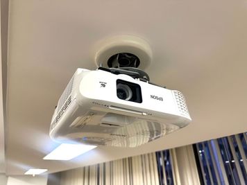 プロジェクター（EPSON EB-W41）※別途1,650円（税込） - 渋谷道玄坂アントレサロン 18名セミナールームの設備の写真