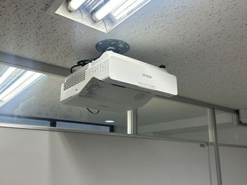 プロジェクター（EPSON EB-W41）※別途1,650円（税込） - 横浜アントレサロン 24名セミナールームの設備の写真