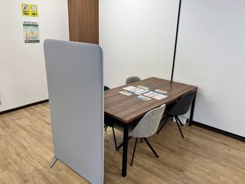 コインスペースアル・プラザ彦根店 4人用席（通話・会話OKなオープンスペース）の室内の写真
