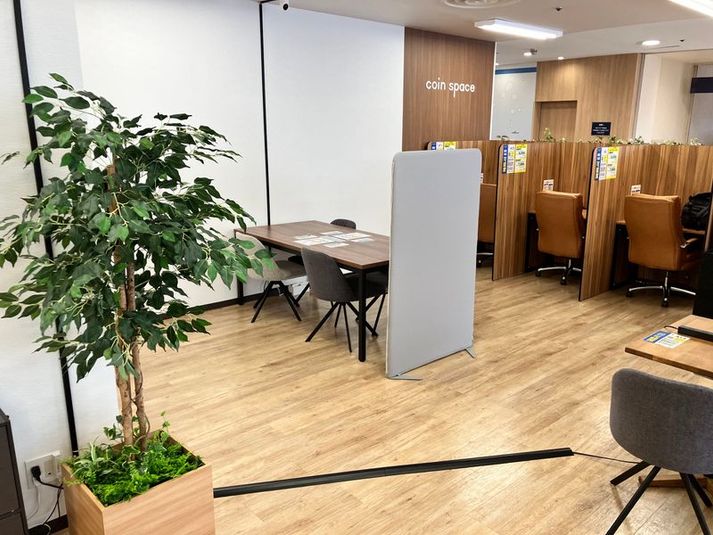 4人用席（通話・会話OKなオープンスペース） - コインスペースアル・プラザ彦根店