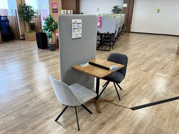 コインスペースアル・プラザ彦根店 2人用席（通話・会話OK）の室内の写真