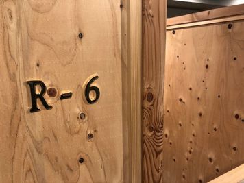 神戸駅前コワーキングスペース Suki_ma（スキマ） 【R-６】１名_鍵付きの広々個室ブース_神戸駅前スキマの入口の写真