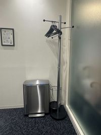 ハンガーラックもご用意 - アットビジネスセンター東池袋（インスクエア内） ★東池袋駅徒歩30秒の会議室Ａ★インスクエア池袋の室内の写真