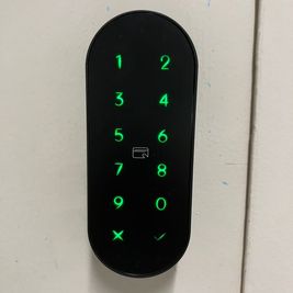 暗証番号→チェックマークの順に押して、解錠してください。
※暗証番号は予約確定時のメールに記載されています。 - Spectrum　Space Spectrum Space【Room4D】の入口の写真
