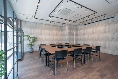 ■配置例（ロの字）
折畳テーブル（W1800×D600）4卓
折畳テーブル（W1500×D600）6卓
チェア20脚 をお好みでレイアウトしてください。 - NEKTON OFUNA POP-UP SPACE（P1）※1F・道路側の室内の写真
