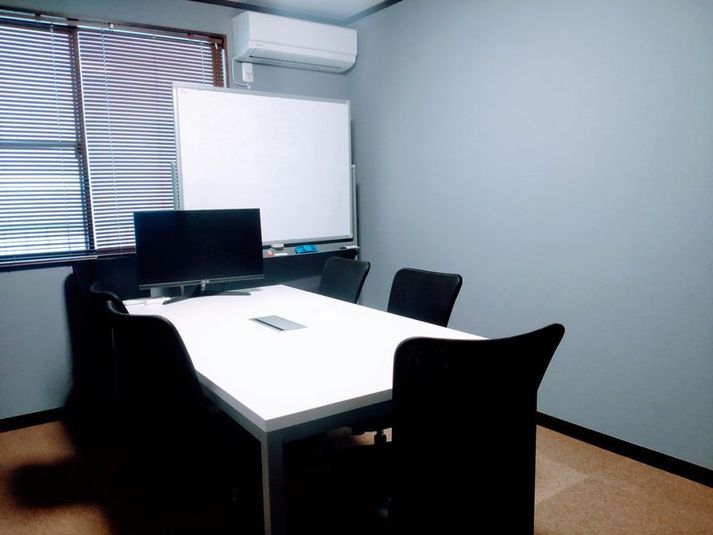 【東高円寺にあるコワーキングスペース】完全個室の6名用会議室 - ミライノベース