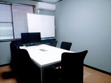 ミライノベース 【東高円寺にあるコワーキングスペース】完全個室の6名用会議室の室内の写真