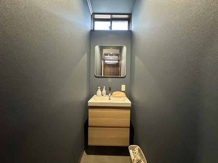 【東高円寺にあるコワーキングスペース】完全個室の6名用会議室 - ミライノベース