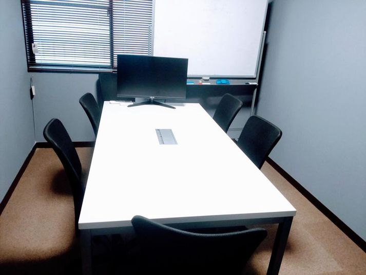 【東高円寺にあるコワーキングスペース】完全個室の6名用会議室 - ミライノベース