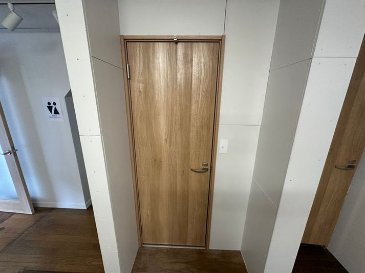 【東高円寺にあるコワーキングスペース】完全個室のテレカンブースA - ミライノベース