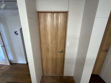 ミライノベース 【東高円寺にあるコワーキングスペース】完全個室のテレカンブースAの室内の写真