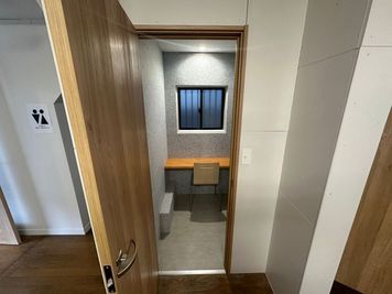 ミライノベース 【東高円寺にあるコワーキングスペース】完全個室のテレカンブースAの室内の写真