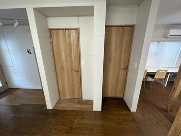 ミライノベース 【東高円寺にあるコワーキングスペース】完全個室のテレカンブースBの室内の写真
