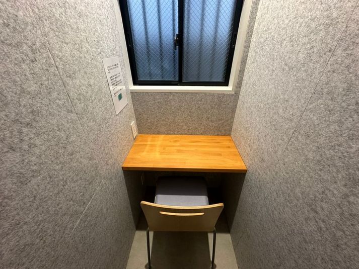 ミライノベース 【東高円寺にあるコワーキングスペース】完全個室のテレカンブースBの室内の写真