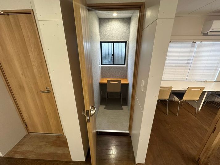 【東高円寺にあるコワーキングスペース】完全個室のテレカンブースB - ミライノベース