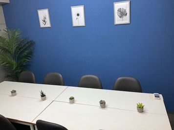 青とモルタル調を基調とした落ち着いたお部屋です。様々なレイアウト変更が可能です。 - 🌈 【ライステラス🌾】 🎦【ライステラス🌾新宿】シネマ鑑賞にも🌙の室内の写真