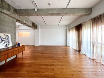 [自然光◎][無垢チーク床][ヴィンテージ家具] 撮影や展示会、POP-UPや教室など多目的な用途に最適なスペース。 - Scott Mansion
