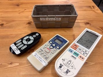 各種リモコン（エアコン2台、調光調色照明器具） - たまりば飯田橋 Station Frontの設備の写真