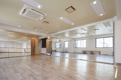二面が５mと３mのガラス面なので細かく動きがチェックできます。 - レンタルスタジオ　コムリバ レンタルスタジオ コムリバの室内の写真
