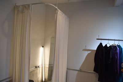 試着室あり
姿見と置き型ライトもあり - NVC vintage 多目的レンタルスペースの室内の写真