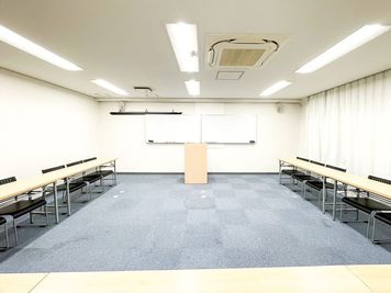 コの字型、20人まで着席可能です - 浜松町spaceの室内の写真