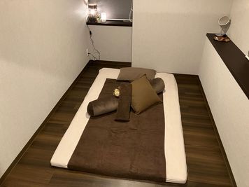 幅120×奥行き200cmのマットです。 - 【ReBeCo】現役サロン運営｜静かで落ち着いた施術環境 レンタルサロン（施術用ベッド・タイ古式マット）の室内の写真