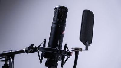 オプションでレコーディング用コンデンサーマイクのレンタルも可能です - レンタルスタジオキッカ レンタルスタジオキッカ 白ホリスタジオの室内の写真