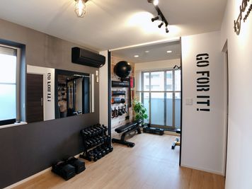 ONE REP GYM 完全個室トレーニングスペースの室内の写真