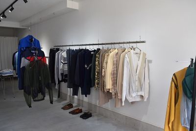 吊り下げ型のハンガーラックあり
ハンガーもあるのでアパレルは簡単に出店できます - NVC vintage 多目的レンタルスペースの室内の写真