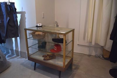 ビンテージのガラスキャビネットも貸し出し可能 - NVC vintage 多目的レンタルスペースの室内の写真