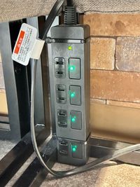 1F：ボックス席は各席個別に電源あり - ExeWorks上野 【1時間500円！】24h利用可⭐用途別3フロアのコワーキング♪の設備の写真