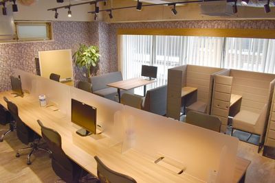 2F：コワーキングフロア
4人掛け、ボックス席あり - ExeWorks上野 【1時間500円！】24h利用可⭐用途別3フロアのコワーキング♪の室内の写真