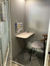 コインスペースパティオ本八幡店 1名用個室ボックスの室内の写真