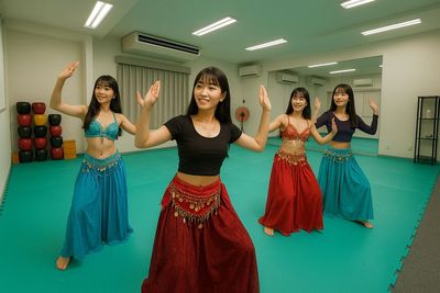 ダンスでのご利用も（人物像はAIによる生成画像です） - 浅草橋　まんてんジム ゴールドスペース認定！多目的スペース「まんてんジム」の室内の写真