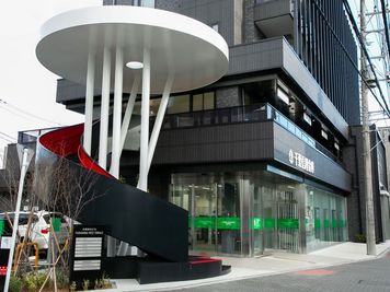 京成津田沼駅から徒歩3分でアクセス良好。JR津田沼駅からもアクセス可能な、最新スマートフィットネス空間。新築で清潔でデザイン性が高く、スタイリッシュな空間です。 - Next Fitness Lab.の外観の写真