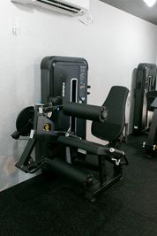 レッグカール＆レッグエクステンションの2種目を実施できます。 - Next Fitness Lab.の設備の写真
