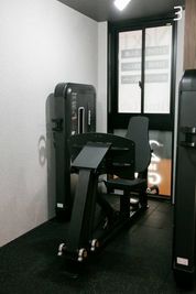 レッグプレスを実施できます。 - Next Fitness Lab.の室内の写真