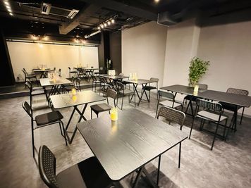 テーブルをおいて教室などもできます。 - 人形町劇場 rabbit 多目的イベントスペースの室内の写真