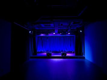 ステージ・客席：着席約70名・スタンディング約100名 - 人形町劇場 rabbit 多目的イベントスペースの室内の写真