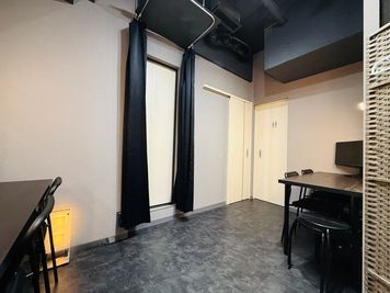 控室：お手洗いあり。関係者専用導線でお客様と接触せずに外から控室に入れます。客席スペースの様子が見えるモニターあり。 - 人形町劇場 rabbit 多目的イベントスペースの室内の写真