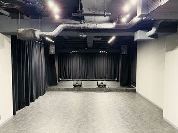 ステージ・客席：着席約70名・スタンディング約100名 - 人形町劇場 rabbit 多目的イベントスペースの室内の写真