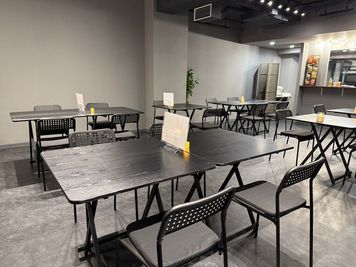 テーブルをおいて教室などもできます。 - 人形町劇場 rabbit 多目的イベントスペースの室内の写真