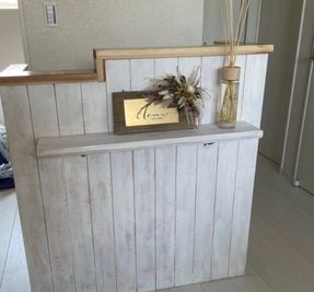 カウンターもありますので、お客様のお迎えや会計もスムーズです。内側には棚もございますので、ご利用者様のお荷物はカウンターの裏に置いておけます。 - Salon de LINON エステサロンに必要な物が全て揃ったレンタルエステサロンの設備の写真